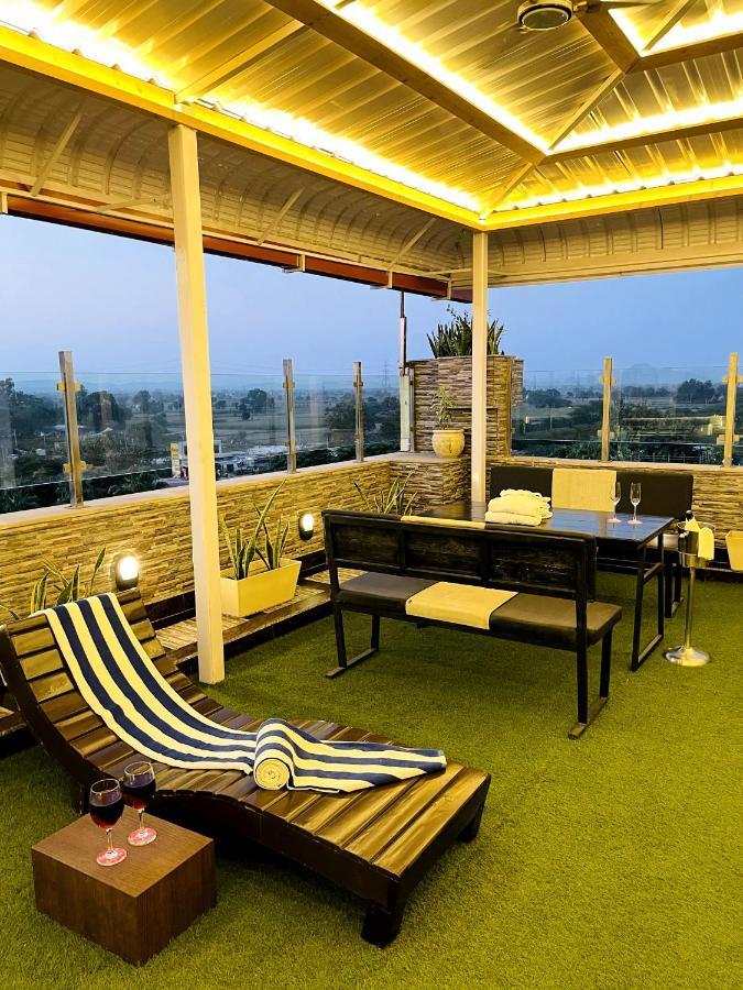 Ramada Neemrana Hotell Eksteriør bilde