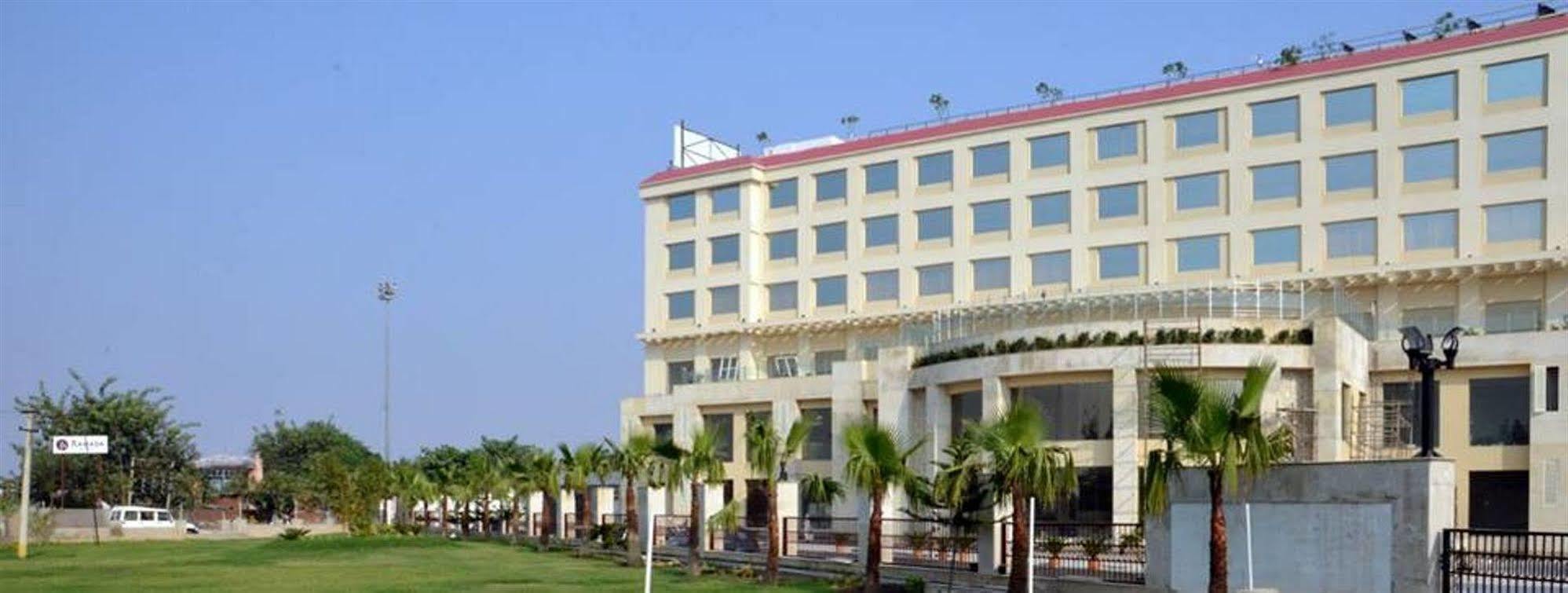 Ramada Neemrana Hotell Eksteriør bilde