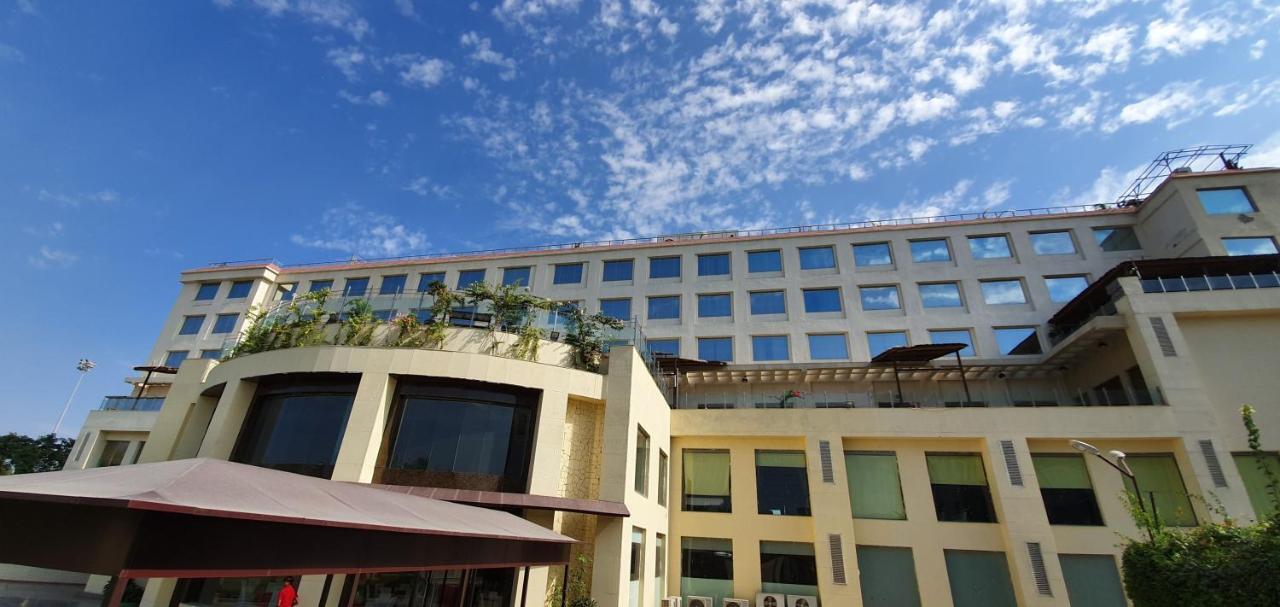Ramada Neemrana Hotell Eksteriør bilde